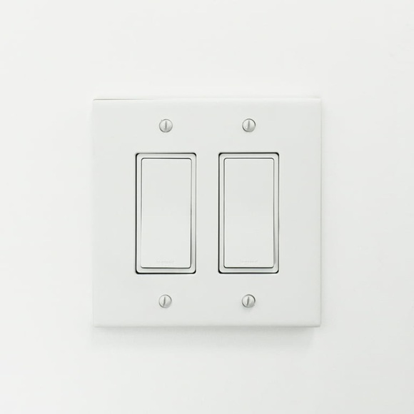 Pack of 4 Leviton 2-Gang GFCI Outlet Cover Plates - Picture 3 of 14